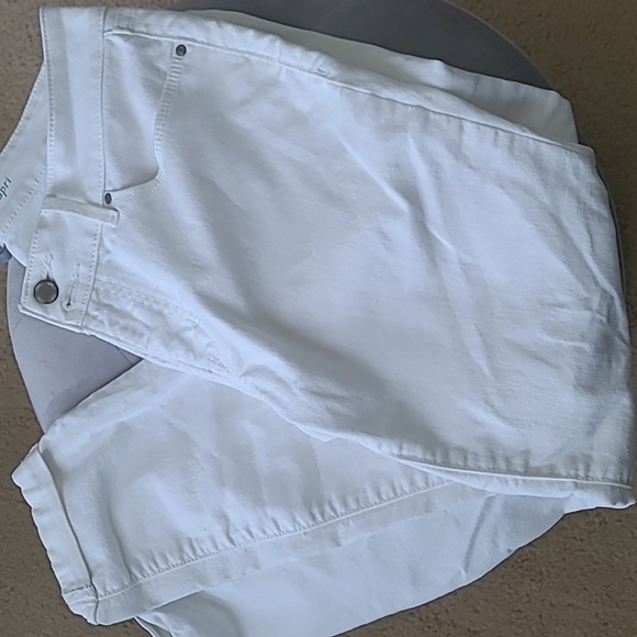 White Apt 9 Capri Jeans - Picture 2 of 3